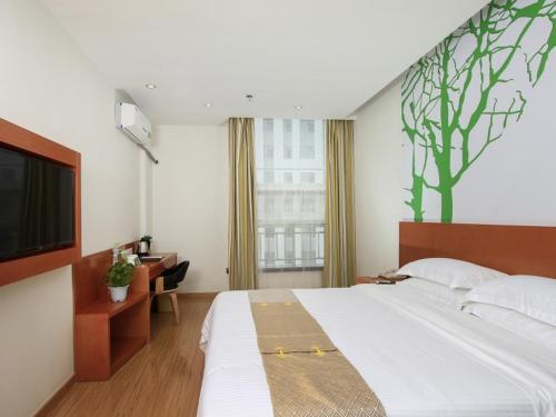 Un pat sau paturi într-o cameră la Vatica ShanDong RiZhao YanZhou Road JinHai Road Hotel