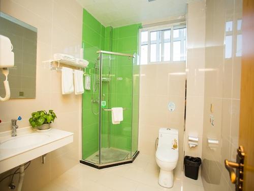 W łazience znajduje się prysznic, toaleta i umywalka. w obiekcie GreenTree Inn Tangshan Qianxi Bus Terminal Express Hotel w mieście Qian'an