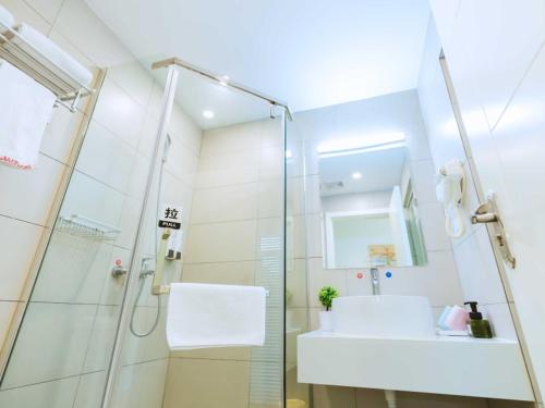 Bilik mandi di Shell Shanghai Jiadingbei Subway Station Shuping Road Hotel