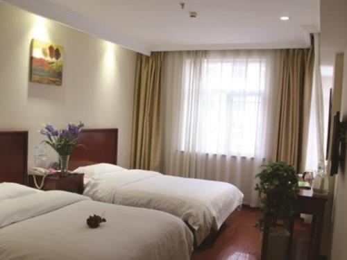 Ένα ή περισσότερα κρεβάτια σε δωμάτιο στο GreenTree Inn Jiangsu Taizhou Xinghua Zhangguo Bus Station Express Hotel