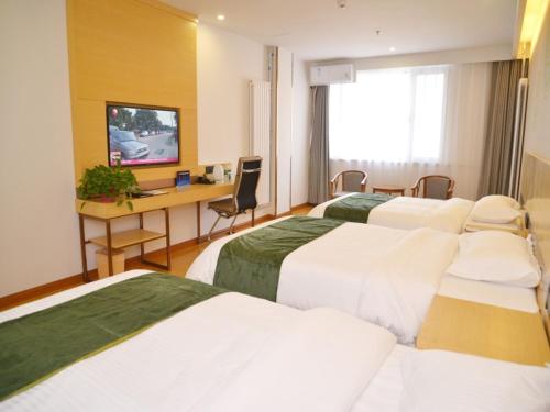 Ένα ή περισσότερα κρεβάτια σε δωμάτιο στο GreenTree Inn Beijing Yanqing District Badaling Changcheng Kangzhuang Smart Choice Hotel