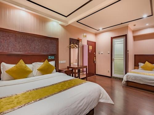 GreenTree Inn Beijing Yuegezhuang Business Hotel tesisinde bir odada yatak veya yataklar