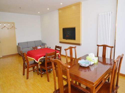 Μια τηλεόραση ή/και κέντρο ψυχαγωγίας στο GreenTree Inn Beijing Yanqing District Badaling Changcheng Kangzhuang Smart Choice Hotel