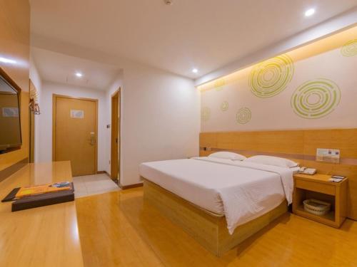Una cama o camas en una habitación de GreenTree Inn Xi'an Railway Station Express Hotel