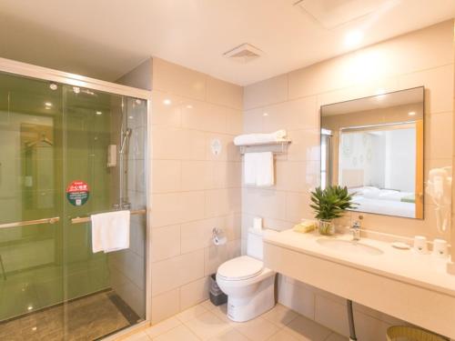 A bathroom at GreenTree Inn Suzhou Tai Lake Xukou Town Government Express Hotel
