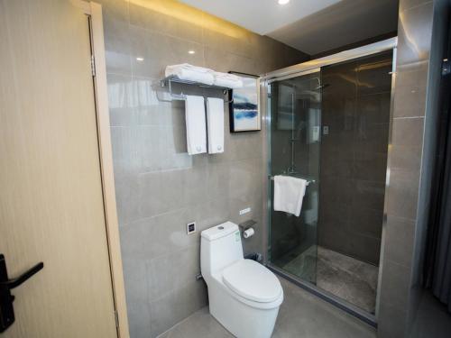 Bilik mandi di VX Heze Dingtao District Taoyi Road Hotel