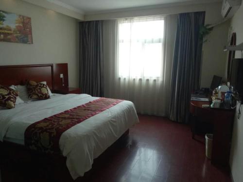 Ένα ή περισσότερα κρεβάτια σε δωμάτιο στο GreenTree Inn Anhui Bozhou Mengcheng Zhuangzi Road Express Hotel
