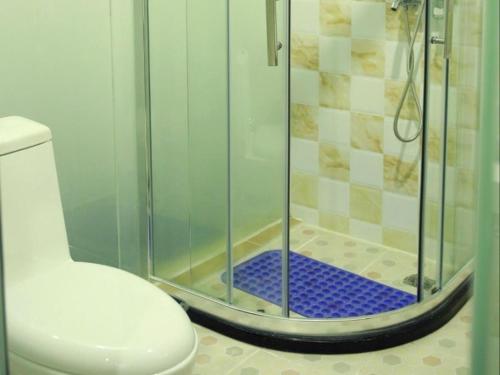 Bilik mandi di Shell Haikou Xiuying District Hainan University Hotel
