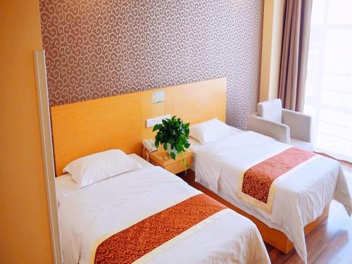 GreenTree Alliance Ningxia Hui Autonomous Region Yinchuan South Bus Station Hotelにあるベッド
