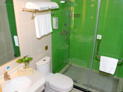 Ett badrum på GreenTree Inn Huangshi Huahu Development Zone Daquan Road Business Hotel
