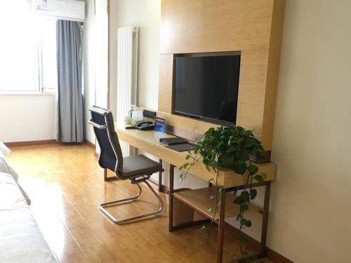Μια τηλεόραση ή/και κέντρο ψυχαγωγίας στο GreenTree Inn Beijing Yanqing District Badaling Changcheng Kangzhuang Smart Choice Hotel