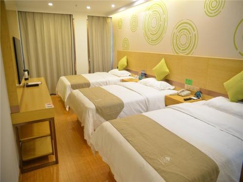 Postel nebo postele na pokoji v ubytování GreenTree Inn Suzhou Changshu Huanghe Road Linli Centre Express Hotel