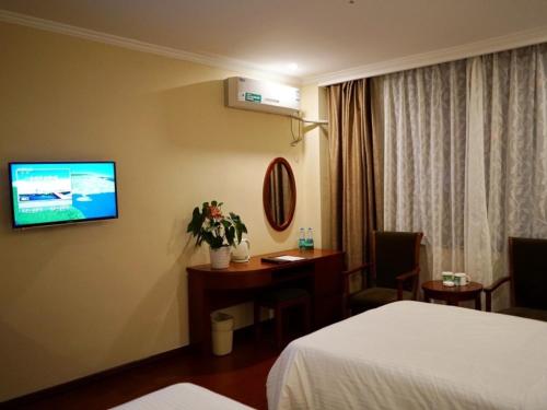 Televizors / izklaižu centrs naktsmītnē GreenTree Inn Nantong Liuqiao Town Government Tongliu Road Express Hotel