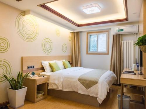 A bed or beds in a room at GreenTree Inn Beijing Dongcheng District Wangfujin South Luogu Lane Houhai Express Hotel