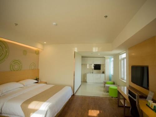 Televisyen dan/atau pusat hiburan di GreenTree Inn Jinan Tangye Express Hotel