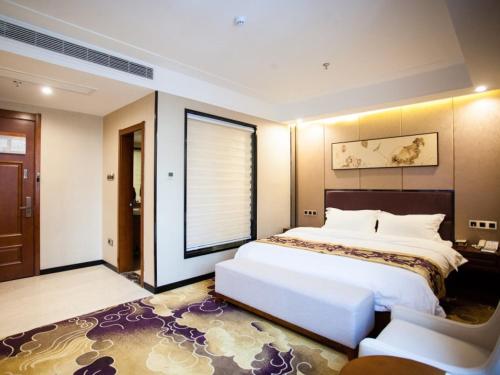 Un pat sau paturi într-o cameră la GreenTree Eastern Bozhou Jingwan Wealth Centre Hotel
