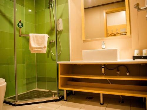 Ένα μπάνιο στο GreenTree Inn Qinhuangdao Lulong County North Gate Road Express Hotel