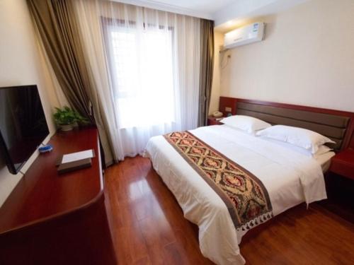 a hotel room with a bed and a window at GreenTree Inn Shanxi Taiyuan Xiaodian Kangning Street Express Hotel in Taiyuan