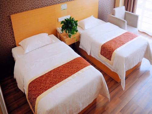 GreenTree Alliance Ningxia Hui Autonomous Region Yinchuan South Bus Station Hotelにあるベッド