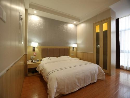 1 dormitorio con 1 cama blanca grande y escritorio en Shell Shanghai Qingpu District National Convention And Exhibition Center Xinfeng Middle Road Hotel, en Shanghái