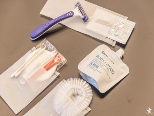 a table with a toothbrush and a toothpaste at GYA hotel Linyi Lanshan Hailian International Plaza in Linyi