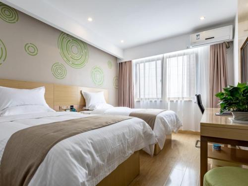 um quarto de hotel com duas camas e uma janela em GreenTree Inn Changzhou Zouqu Town Tai fu Times Square Zhenzhong Road Express Hotel em Changzhou