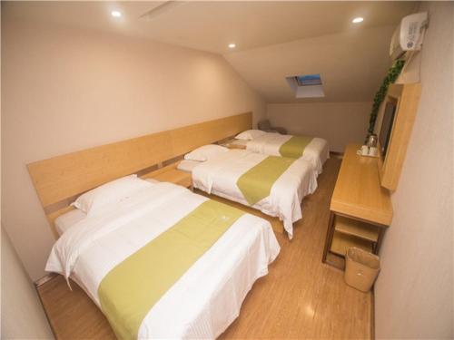 Llit o llits en una habitació de Green Alliance Chengde City Shuangqiao District Summer Resort Hotel