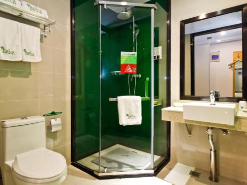 y baño con ducha, aseo y lavamanos. en Vatica Hefei Yaohai District Linquan Road Anhui Big Market Hotel, en Hefei