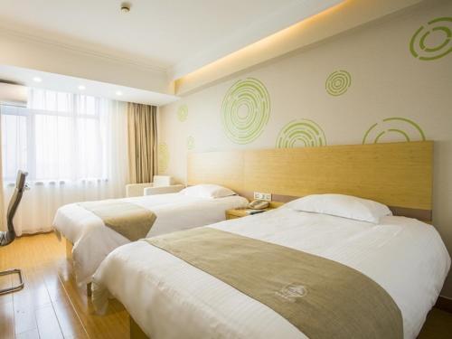 Кровать или кровати в номере GreenTree Inn Jiangsu YangZhou Mansions Business Hotel