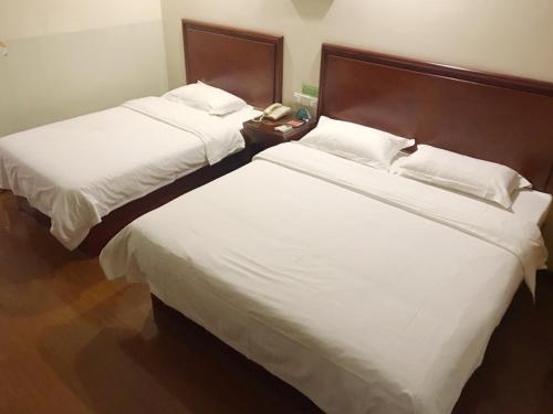 Postel nebo postele na pokoji v ubytování GreenTree Inn ZiBo LiuQuan Road Wal-Mart Square Express Hotel