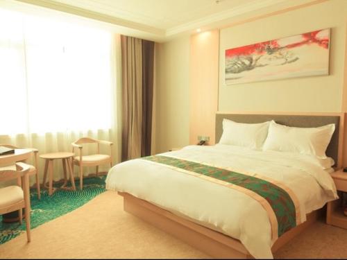 GreenTree Eastern Fuyang Yingdong District South Guoyang Road Hotel tesisinde bir odada yatak veya yataklar