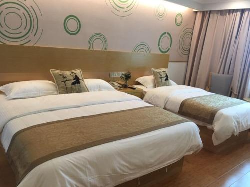 Postel nebo postele na pokoji v ubytování GreenTree Inn Huangshan Xiuning County Qiyun Mountain Business Hotel