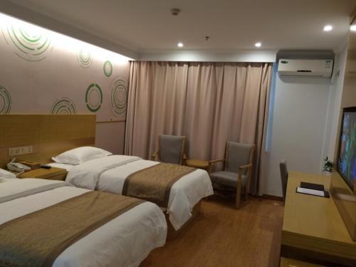 Postel nebo postele na pokoji v ubytování GreenTree Inn Huangshan Xiuning County Qiyun Mountain Business Hotel