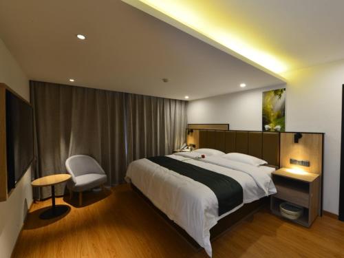 A bed or beds in a room at GreenTree Inn Huludao Yuzhong County Central Road Smart Choice Hotel