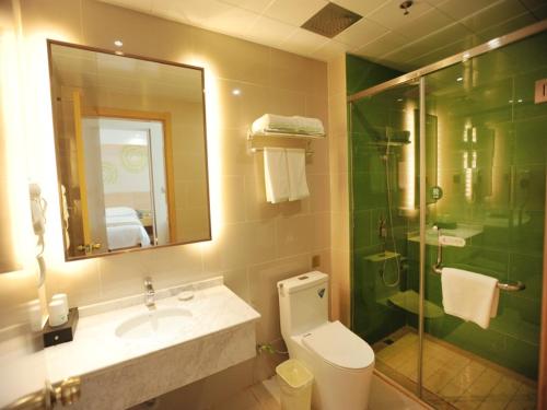 y baño con aseo, lavabo y ducha. en GreenTree Inn Baoding Qingyuan District Jianshe North Road Express Hotel en Baoding