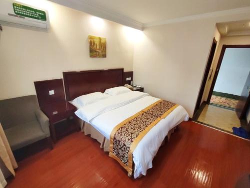 Ένα ή περισσότερα κρεβάτια σε δωμάτιο στο GreenTree Inn Hefei Railway Station Baima Phase III Baowen Business Building Express Hotel