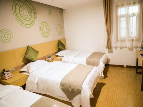 Ένα ή περισσότερα κρεβάτια σε δωμάτιο στο GreenTree Inn Nanjing Zhongshan Mausoleum Scenic Area Zhongling Street Subway Station Express Hotel