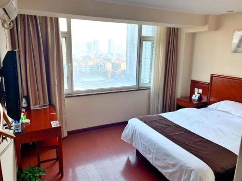 Katil atau katil-katil dalam bilik di GreenTree Inn Hebei Handan Railway Station Express Hotel
