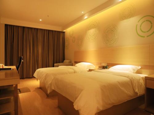 Ένα ή περισσότερα κρεβάτια σε δωμάτιο στο GreenTree Inn Suzhou Yongqiao District Suma Park Suzhou Avenue High-speed Railway Station Business Hotel