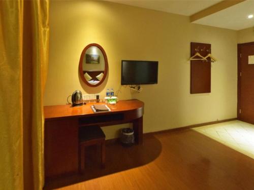 Televisyen dan/atau pusat hiburan di GreenTree Inn Shanghai Songjiang District Yanshou road Li ta Express Hotel