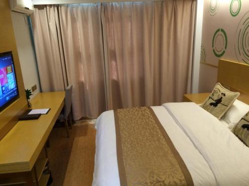Postel nebo postele na pokoji v ubytování GreenTree Inn Huangshan Xiuning County Qiyun Mountain Business Hotel
