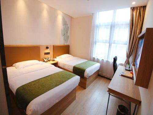 GreenTree Inn JiangSu SuZhou Industrial Park QingJian Lake Express Hotel في سوتشو: غرفة فندقية بسريرين ونافذة