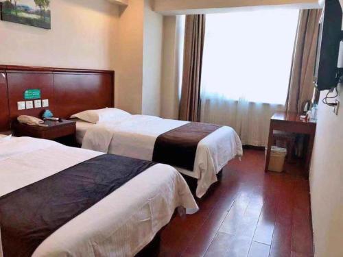 Postel nebo postele na pokoji v ubytování GreenTree Inn Hebei Handan Railway Station Express Hotel