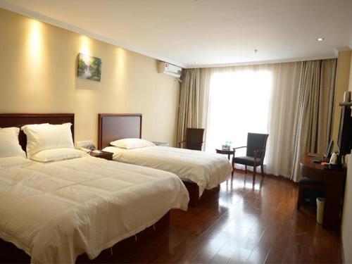 Giường trong phòng chung tại GreenTree Inn Jiangsu Nanjing Zhongyangmen Railway Station Express Hotel