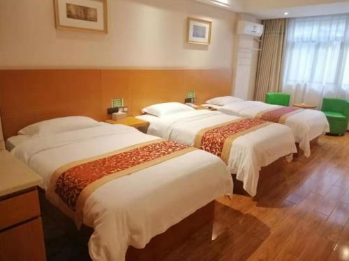 Postel nebo postele na pokoji v ubytování GreenTree Inn GuangXi HePu HuanzhuSouthRd.Transit Center Express Hotel