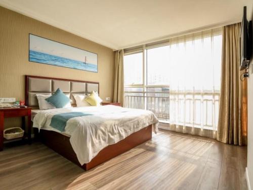 En eller flere senge i et værelse på GreenTree Inn Tianjin Jinnan Shuanggang Lishuang Road Shell Hotel