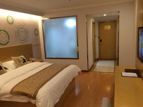 TV a/nebo společenská místnost v ubytování GreenTree Inn Huangshan Xiuning County Qiyun Mountain Business Hotel