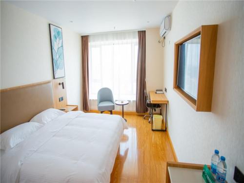 Ένα ή περισσότερα κρεβάτια σε δωμάτιο στο GreenTree Inn Qinzhou Qinzhou East Railway Station Hotel