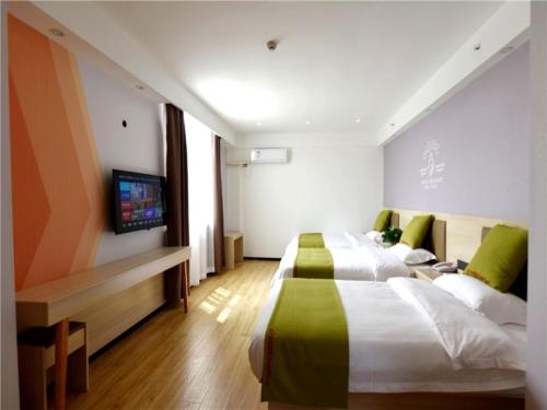 Cette chambre comprend 2 lits et une télévision à écran plat. dans l'établissement Shell Hefei Heping Road Shuguang Cinema East Qili Subway Station Hotel, à Hefei