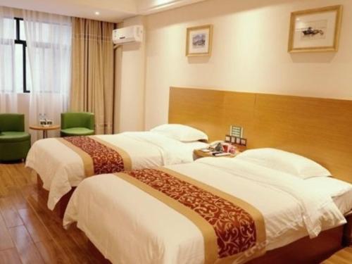 Postel nebo postele na pokoji v ubytování GreenTree Inn GuangXi HePu HuanzhuSouthRd.Transit Center Express Hotel